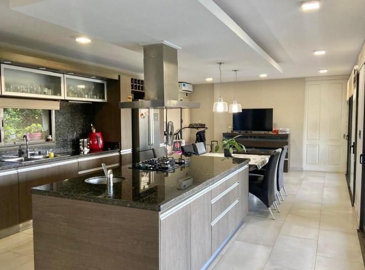 Casa 8 ambientes en Cinco Lomas, Villa Warcalde — Cinco Lomas, Pampa de los Guanacos al 10400 — Venta, foto 1 de 8