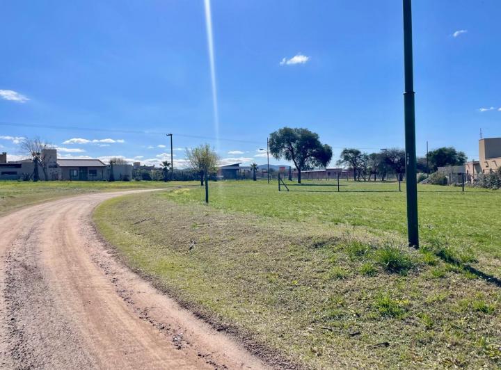 Lote en Valle del Golf — Valle del Golf Lote en Esquina 850 m2 con Servicios Fondo Norte — Venta, foto 1 de 8