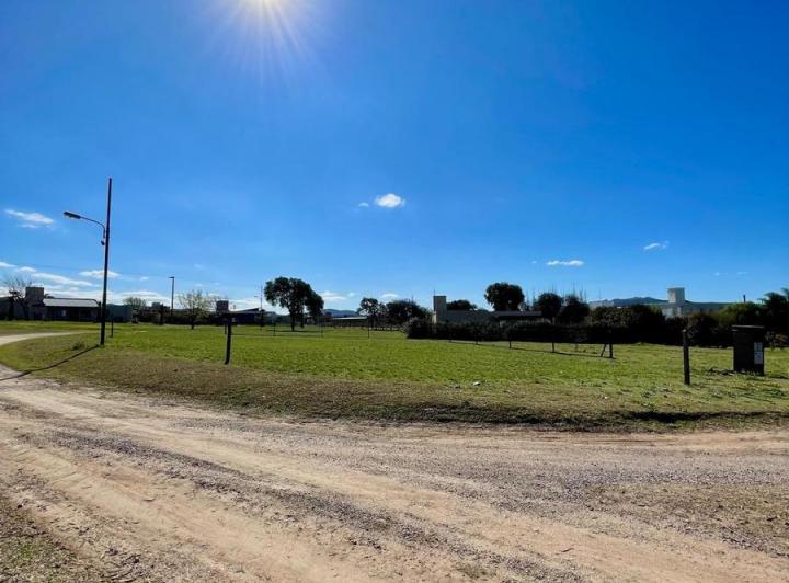 Lote en Valle del Golf — Valle del Golf Lote en Esquina 850 m2 con Servicios Fondo Norte — Venta, foto 4 de 8