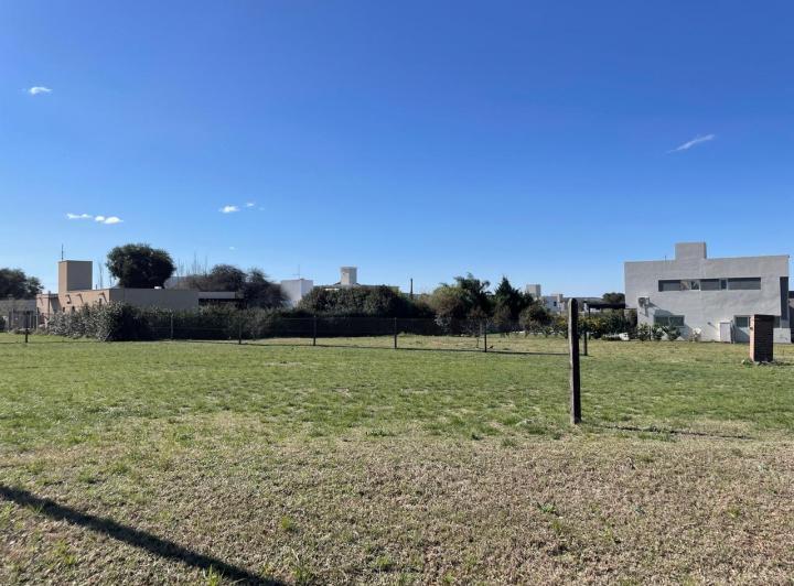 Lote en Valle del Golf — Valle del Golf Lote en Esquina 850 m2 con Servicios Fondo Norte — Venta, foto 7 de 8