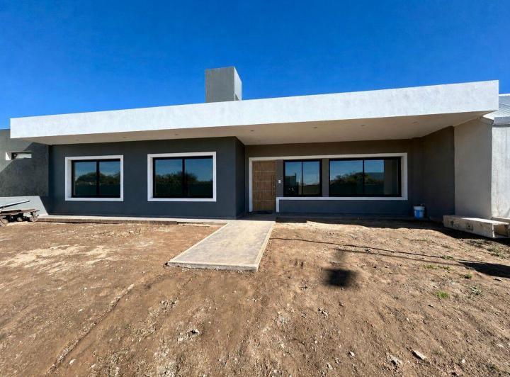 Casa 3 Dorm en Rincones de Manantiales — Av. La Donosa al 4200 — Venta, foto 1 de 8