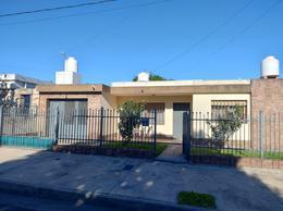 Casa en San Martín Norte — Aristóteles al 3500, Casa muy Amplia, 3 Dorm, Patio, Garage. — Venta, foto 2 de 8