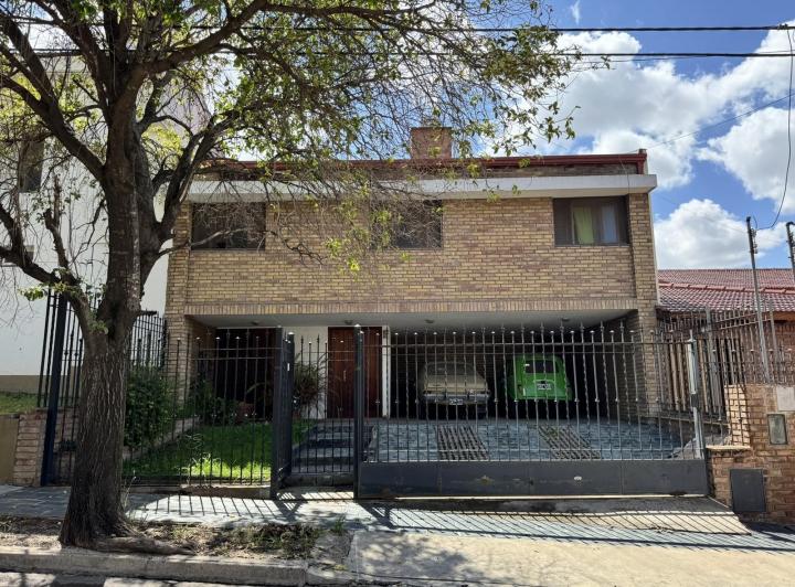 Casa 10 ambientes en Villa Cabrera — Padre Galeano al 2100 — Venta, foto 1 de 8