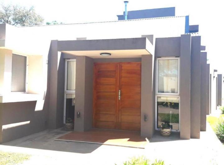 Casa 8 ambientes en Los Algarrobos — Armada Argentina al 3100 — Venta, foto 2 de 8