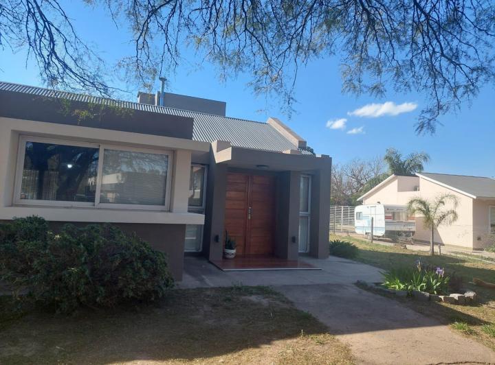 Casa 8 ambientes en Los Algarrobos — Armada Argentina al 3100 — Venta, foto 3 de 8