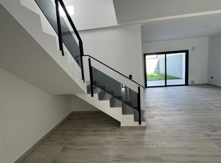Dúplex 6 ambientes en Colinas de Manantiales — Boulevard Bonciolini — Venta, foto 2 de 8