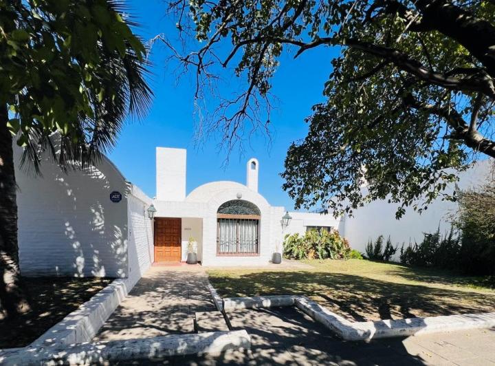 Casa 5 ambientes en Urca — Alquiler- Urca en una Planta con Pileta y Seguridad- — Venta, foto 1 de 8