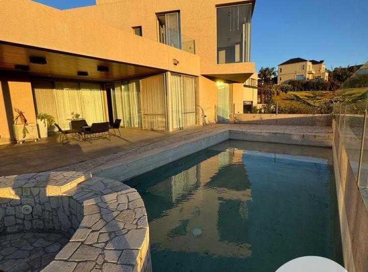 Casa 3 Dorm. en La Cuesta — Venta, foto 1 de 8