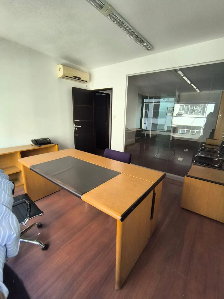 Oficina con Despachos Vidriados, Luz Natural y Cochera Fija — Paraná 774, San Nicolás, Capital Federal — Venta, foto 2 de 8