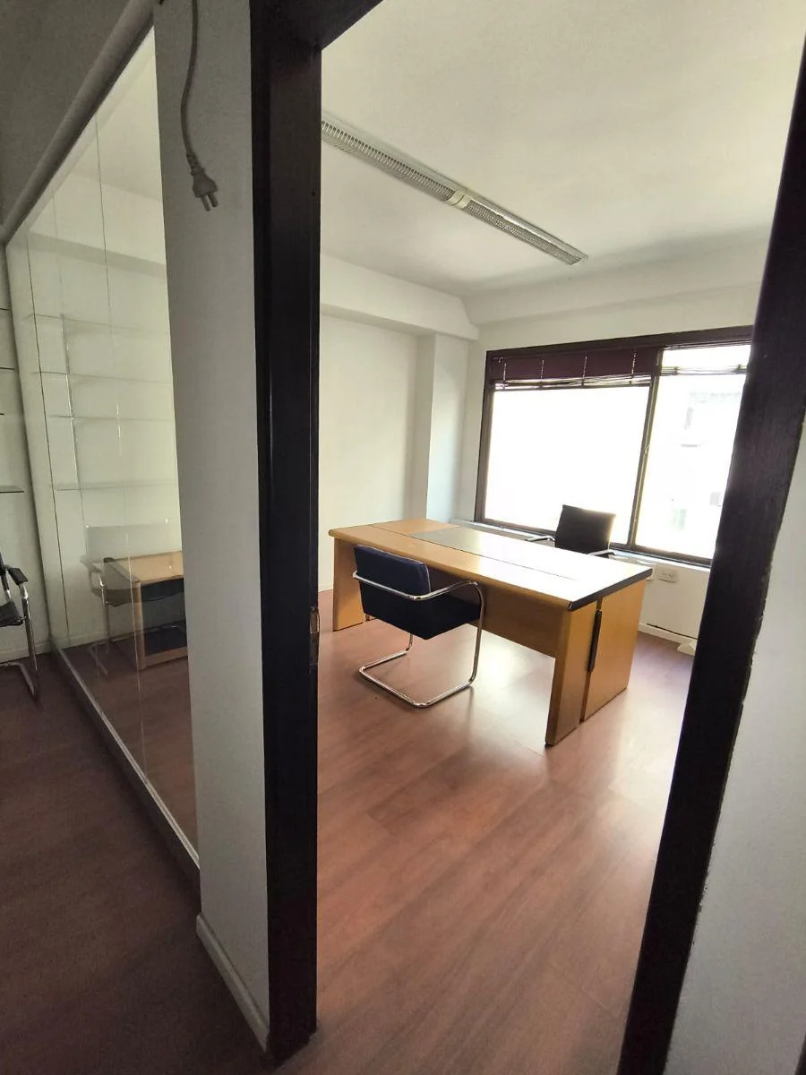 Oficina con Despachos Vidriados, Luz Natural y Cochera Fija — Paraná 774, San Nicolás, Capital Federal — Venta, foto 3 de 8