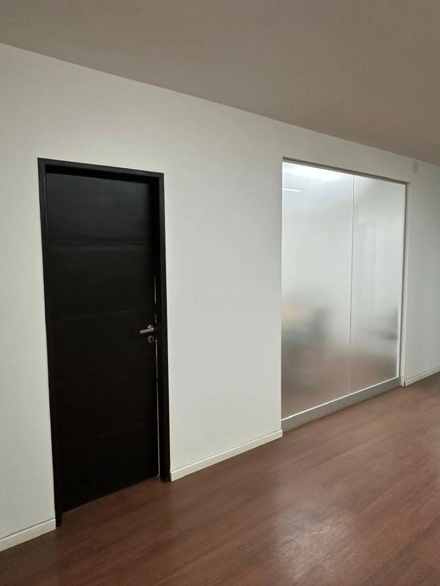 Oficina con Despachos Vidriados, Luz Natural y Cochera Fija — Paraná 774, San Nicolás, Capital Federal — Venta, foto 5 de 8